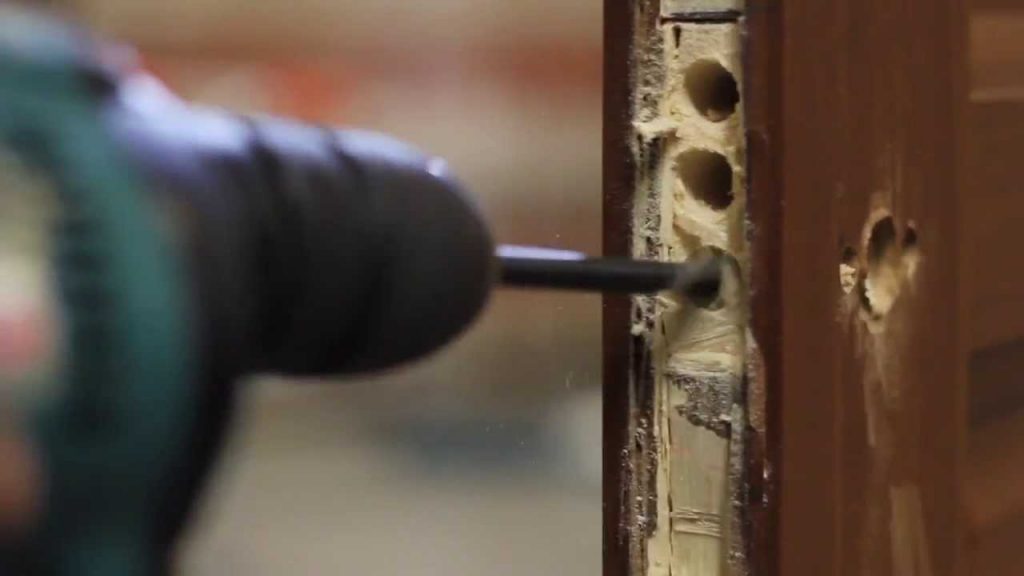 ¿Cómo instalar una cerradura embutida?