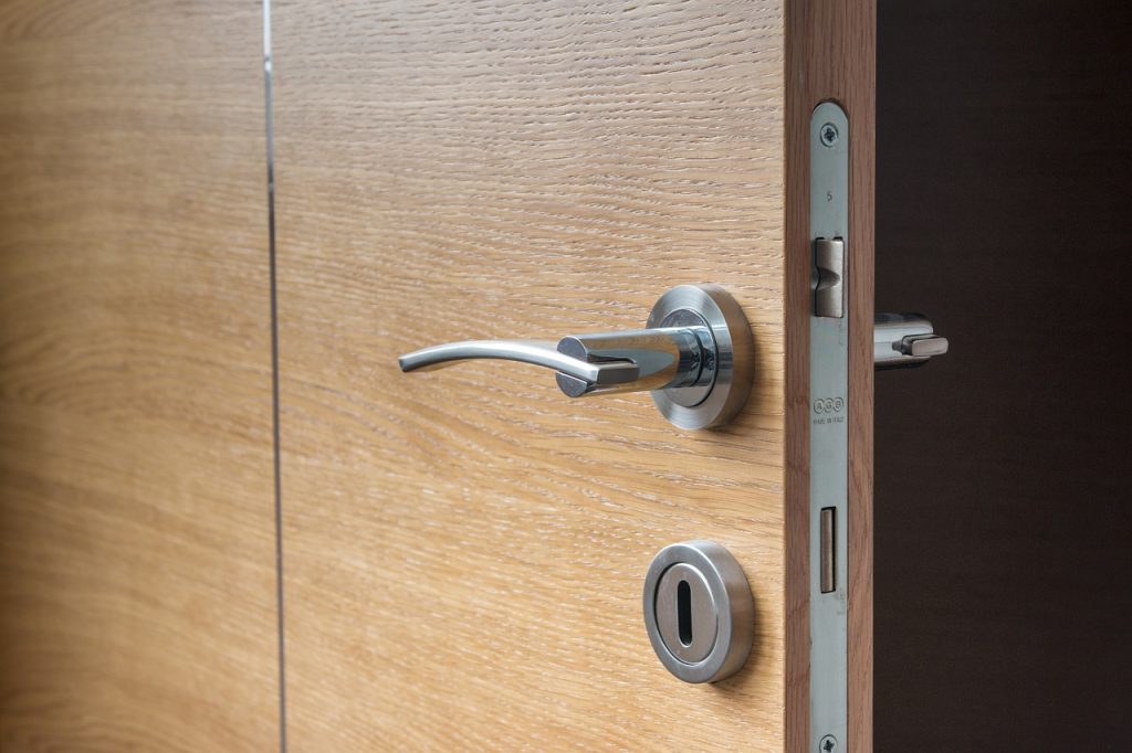 ¿Cómo abrir una cerradura con una llave dentro?
